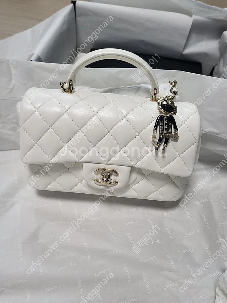 샤넬 뉴미니 탑핸들 새상품 화이트 참장식 판매합니다.--0