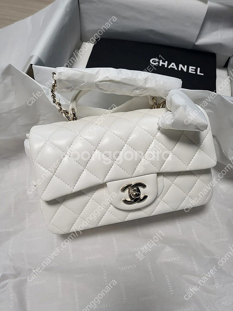 샤넬 뉴미니 탑핸들 새상품 화이트 참장식 판매합니다.--1