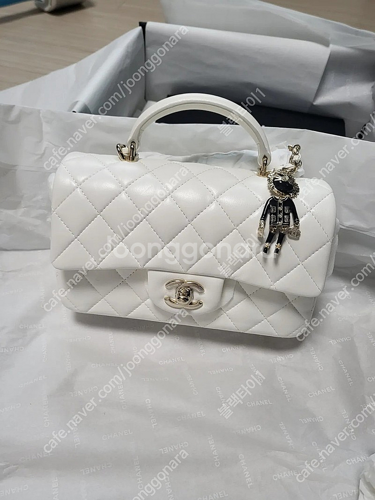 샤넬 뉴미니 탑핸들 새상품 화이트 참장식 판매합니다.--2