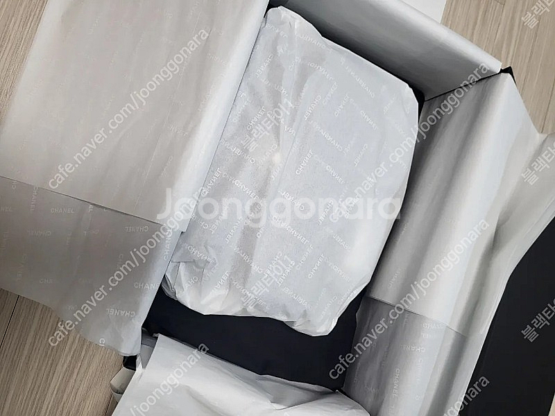 샤넬 뉴미니 탑핸들 새상품 화이트 참장식 판매합니다.--3