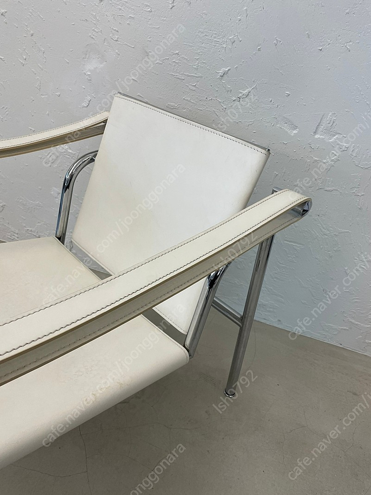 르꼬르뷔지에 LC1 라운지체어 의자 팝니다--2