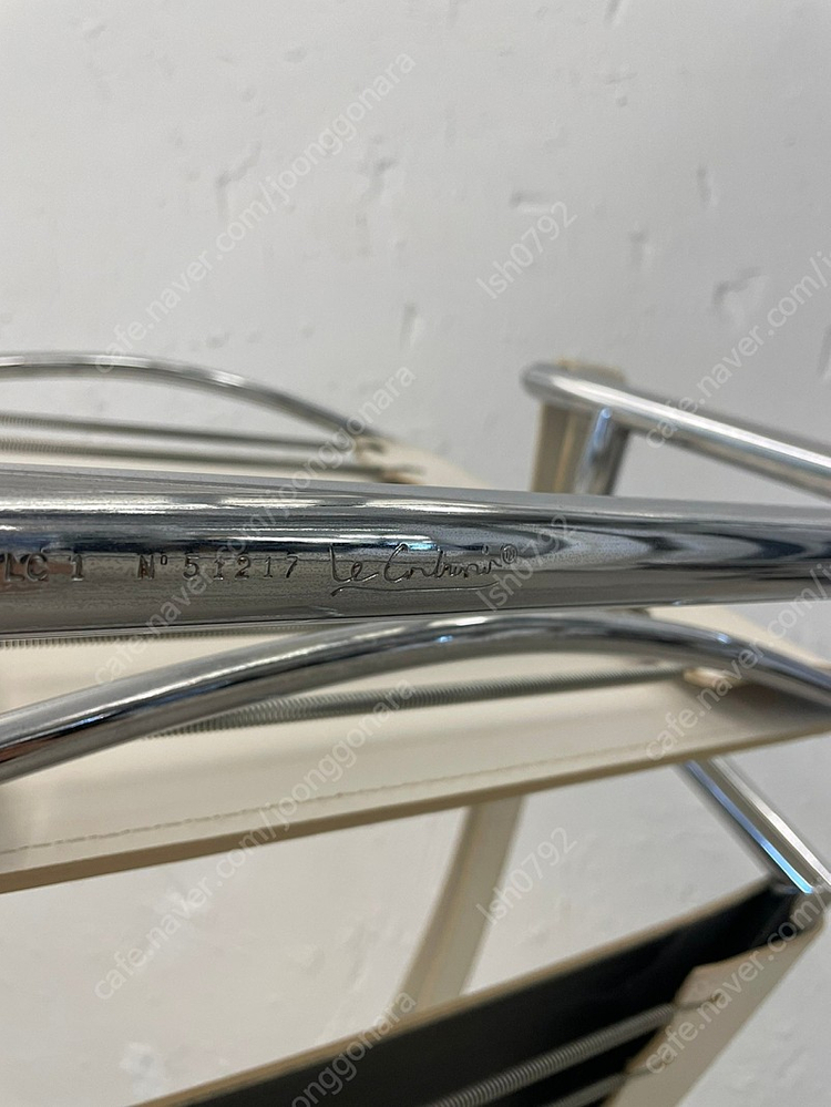 르꼬르뷔지에 LC1 라운지체어 의자 팝니다--4