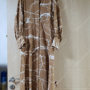 코스 코튼 볼륨 슬리브리스 미디 드레스 32
