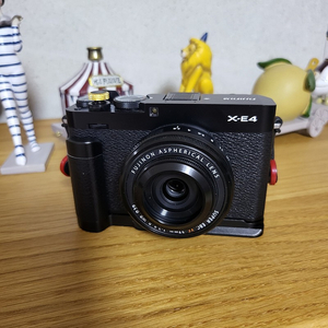 X-E4와 XF27mm 렌즈 및 니콘 AF600 판매합니다.