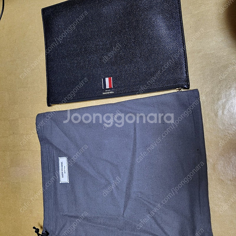 톰브라운 클러치M사이즈 판매합니다--1