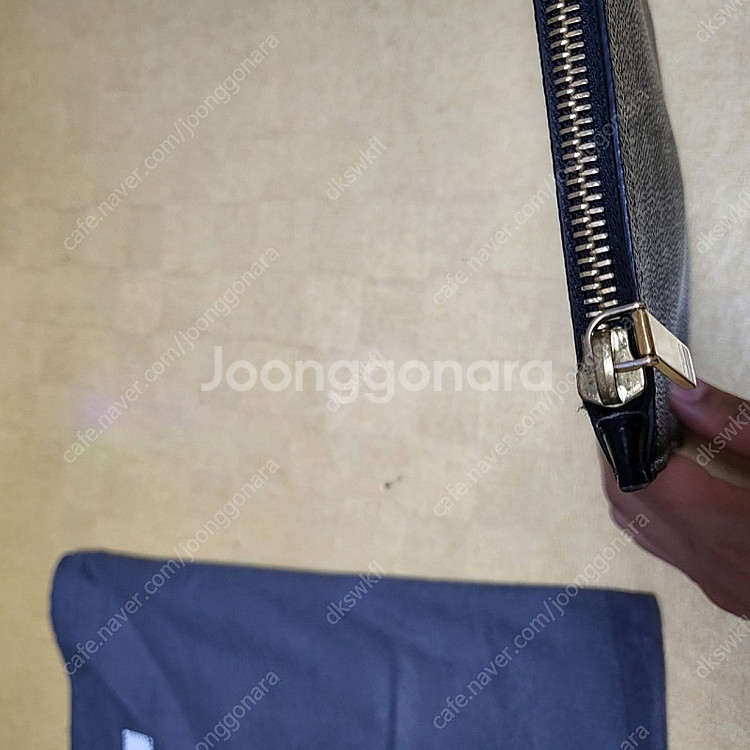톰브라운 클러치M사이즈 판매합니다--3