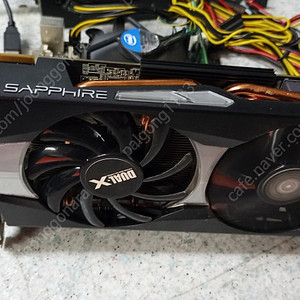 그래픽 AMD R9 200시리즈 SAPPHIRE 2기가 제품 팬2개중 1개이상있음 화면은정상작동 팬있으신분