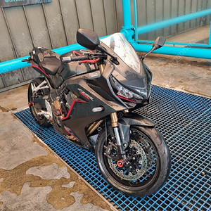 서울 20년식 cbr650r 팝니다.