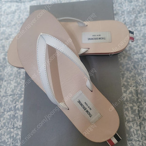 톰브라운 가죽쪼리 샌들