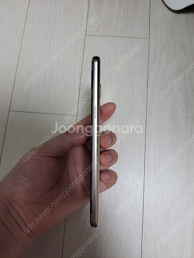 갤럭시노트FE 64GB 골드색상 S급 판매합니다.--3
