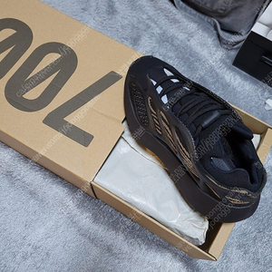 YEEZY 700 사이즈 US 7