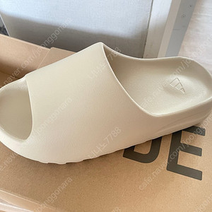 Adidas Yeezy Slide Bone 2022 (size 10.5) 판매 합니다.