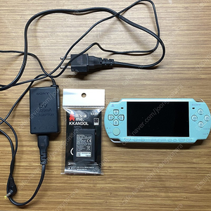[일괄] PSP 2000 일본판 민트 게임기 본체 + 정품 충전기 + 깐돌사마 PSP 배터리