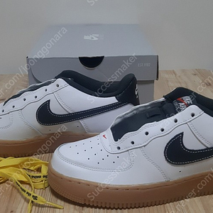 NIKE [새상품] 운동화 AIR FORCE 1LV8 (GS)DO5854-100 남녀공용 [사이즈250] 11만원