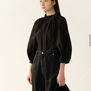 킨더살몬 블라우스 - Gathered Neck Blouse Black