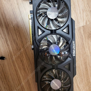 그래픽카드 GTX 760 입니다. 사무용으로 사용했고 상태 매우 좋아요. 보조 전원이 인가되어야 합니다.