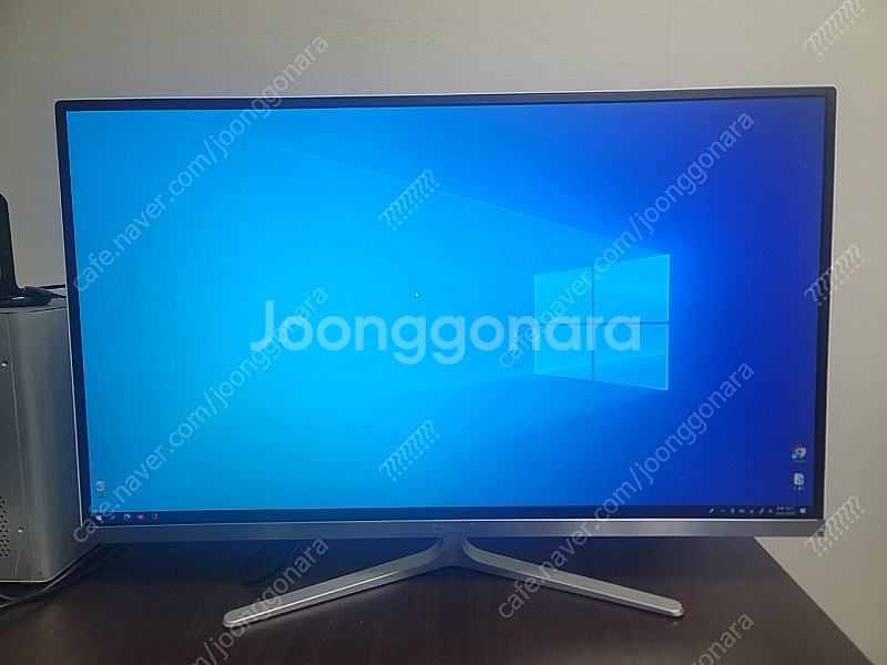 큐닉스 QHD3200 32인치 모니터 팝니다.--2