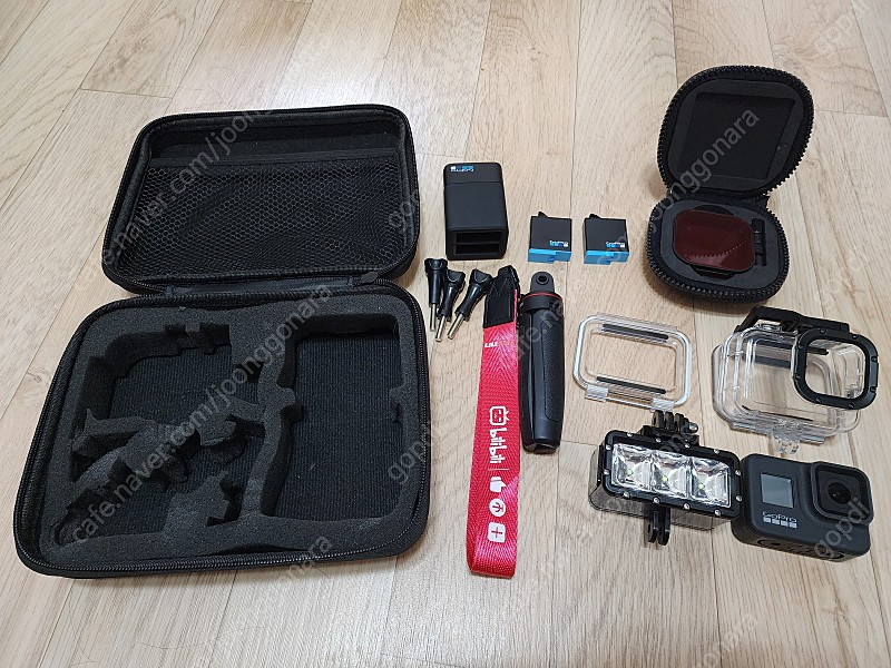 고프로8(거의 새거)+배터리팩+방수 하우징+다이빙 렌즈+조명+가방 일괄 판매합니다.--0