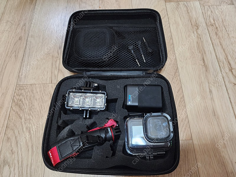 고프로8(거의 새거)+배터리팩+방수 하우징+다이빙 렌즈+조명+가방 일괄 판매합니다.--1