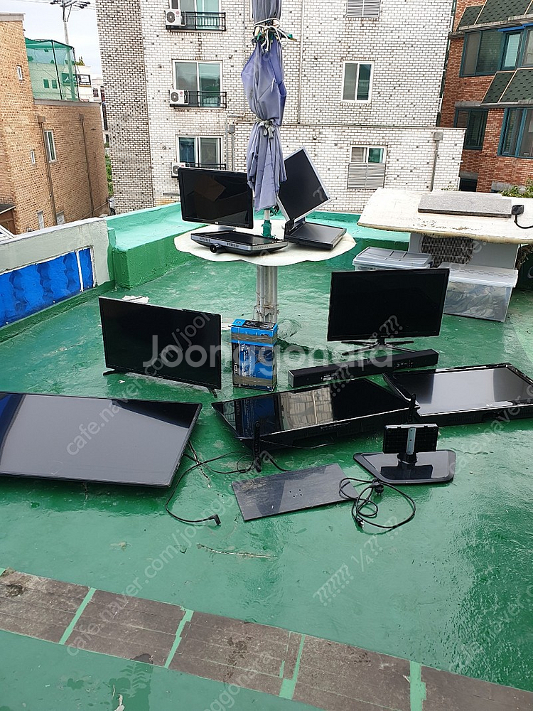 이사와 집정리 중 티비TV 모니터 9대 전부 가져가실분 정상작동 단순고장 패널파손 상태 여러가지입니다 전부 9만원에...--0