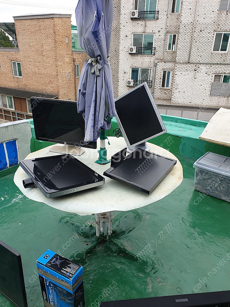 이사와 집정리 중 티비TV 모니터 9대 전부 가져가실분 정상작동 단순고장 패널파손 상태 여러가지입니다 전부 9만원에...--2
