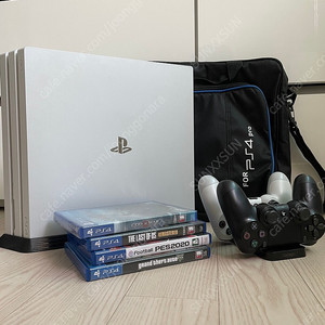 PS4 PRO 화이트 (CUH-7218B) + 타이틀 4+ 듀얼쇼크+가방+충전dock+거치대