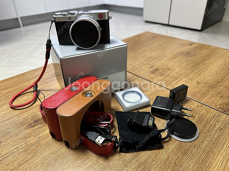 라이카 D-lux7 및 정품 가죽케이스 2개, 정품 스트랩 1개, 핸드 스트랩 1개, 오토홀더 팝니다.--0