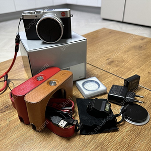 라이카 D-lux7 및 정품 가죽케이스 2개, 정품 스트랩 1개, 핸드 스트랩 1개, 오토홀더 팝니다.