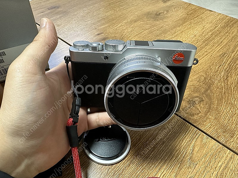 라이카 D-lux7 및 정품 가죽케이스 2개, 정품 스트랩 1개, 핸드 스트랩 1개, 오토홀더 팝니다.--1