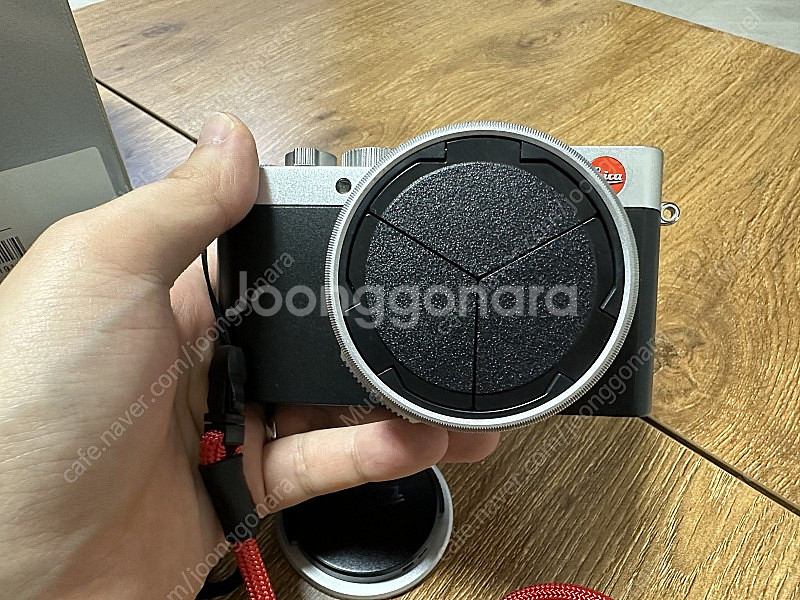 라이카 D-lux7 및 정품 가죽케이스 2개, 정품 스트랩 1개, 핸드 스트랩 1개, 오토홀더 팝니다.--2