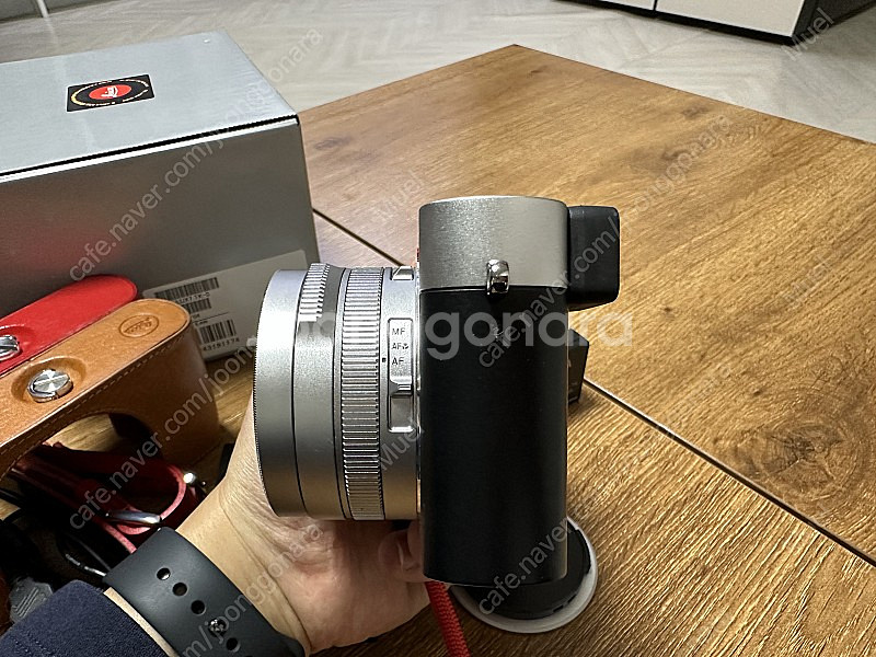 라이카 D-lux7 및 정품 가죽케이스 2개, 정품 스트랩 1개, 핸드 스트랩 1개, 오토홀더 팝니다.--3