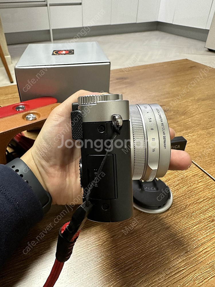 라이카 D-lux7 및 정품 가죽케이스 2개, 정품 스트랩 1개, 핸드 스트랩 1개, 오토홀더 팝니다.--8