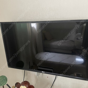 LG 32인치 TV (32LH555B) 팝니다. (벽걸이 브라켓 포함)