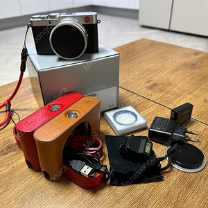 라이카 D-lux7 및 정품 가죽케이스 2개, 정품 스트랩 1개, 핸드 스트랩 1개, 오토홀더 팝니다.