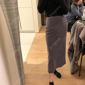 [새제품/할인가능] 레디투웨어 slim corduroy skirt 그레이 1사이즈 저렴하게 판매해요 코듀로이 레투 시에 더실루엣 몽또또 원모어띵 유메르 한스스타일 타임 마인 오르