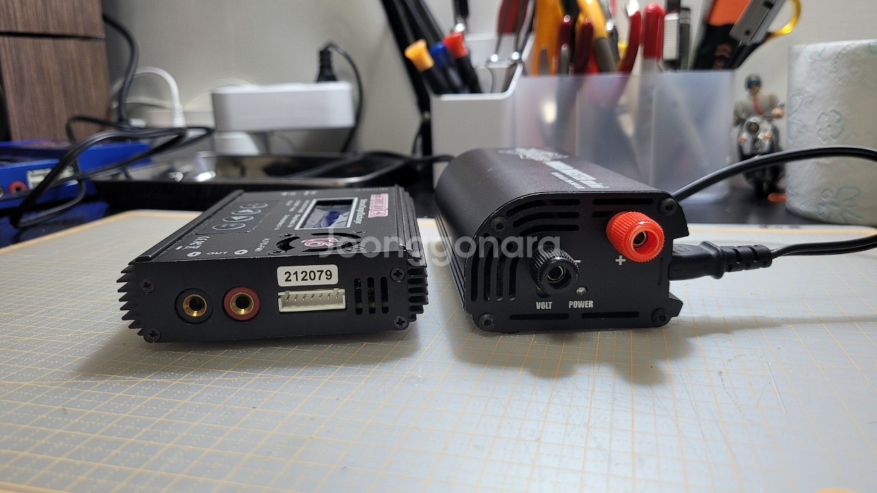 RC카 2셀 배터리 및 충전기 팝니다.--5