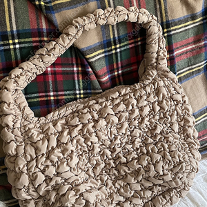 COS oversized quilted bag (beige) 코스 오버사이즈 퀼팅백 베이지