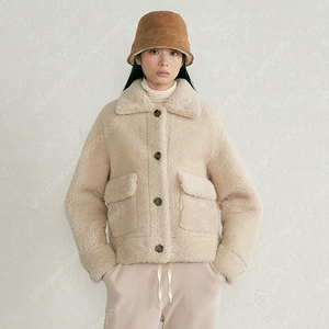 [할인가능] 레디투웨어 patent shearling coat 무스탕 블랙 반값도 안되게 42만원에 판매해요 레투 소윰 시에 바네사브루노 랑방 타임 마인 몽또또 원모어띵 빈스