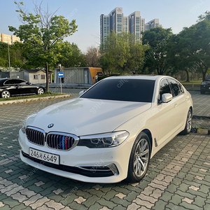 BMW 520I 럭셔리 2019년 6월식 무늬만리스 차량 판매합니다. (화이트)