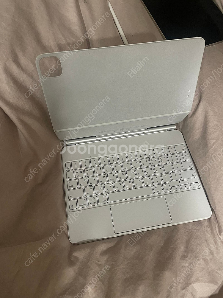 아이패드 에어 M1 10.9 와이파이 64GB/매직키보...--3