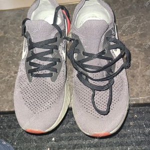 235사이즈 나이키 운동화 판매합니다