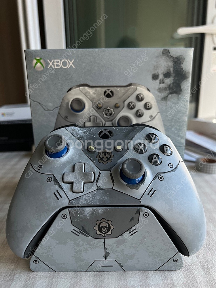 Xbox gears 컨트롤러 3세대 + 거치대 팝니다....--0