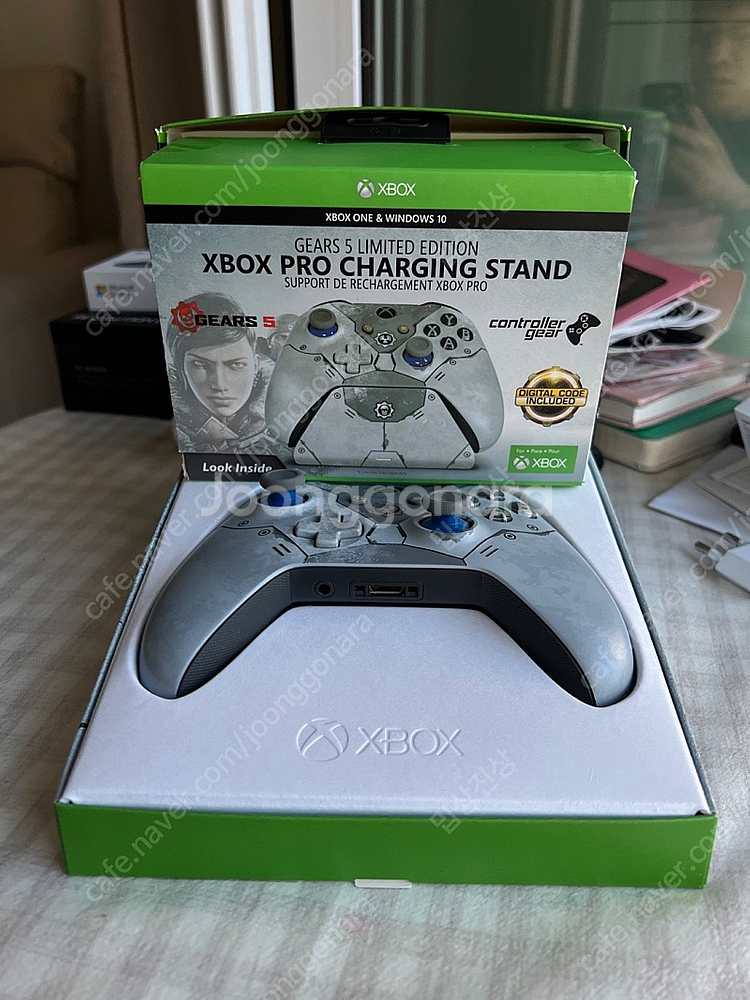 Xbox gears 컨트롤러 3세대 + 거치대 팝니다....--3