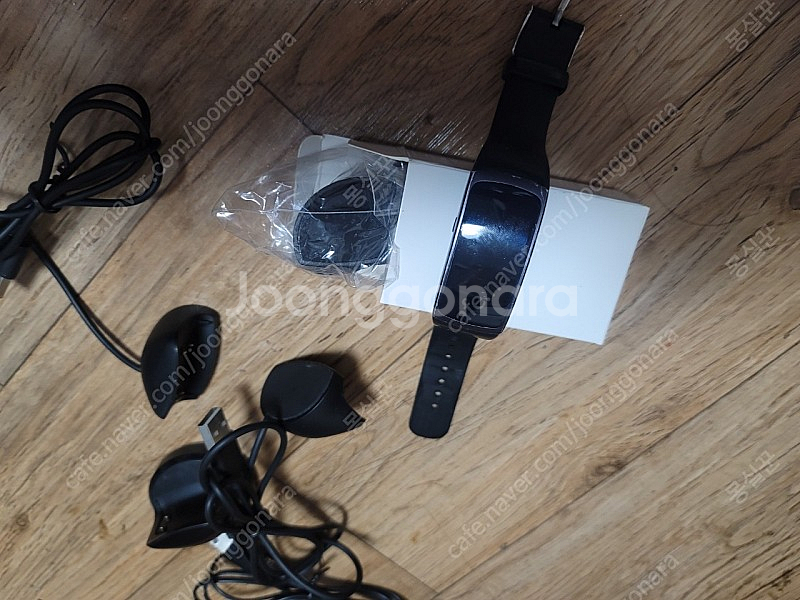 기어핏2 손목줄 (미개봉)+ 충전기 4개+망가진 기어핏2 팝니다.--1