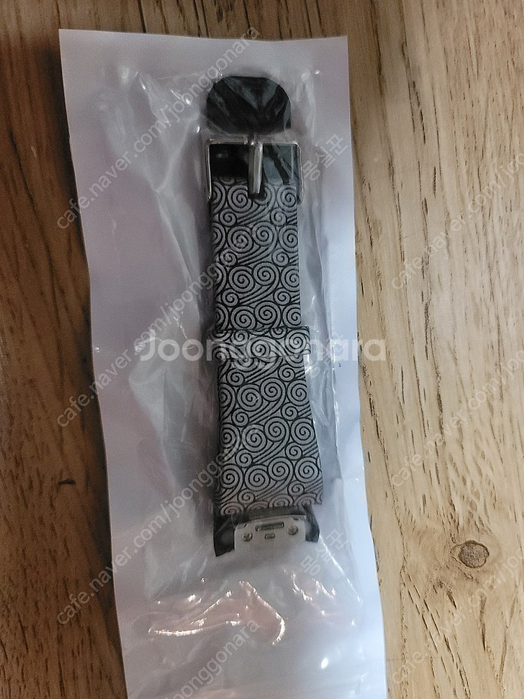 기어핏2 손목줄 (미개봉)+ 충전기 4개+망가진 기어핏2 팝니다.--2