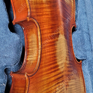 제작 60년되고, 관리 잘된 바이올린 판매합니다.