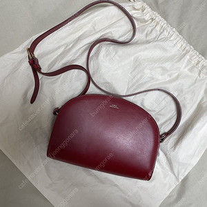 아페세 하프문 레드 (A.P.C. half moon calf leather bag red)
