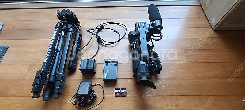JVC GY-HM100U 캠코더+SONY 핸디캠 삼각대...--1