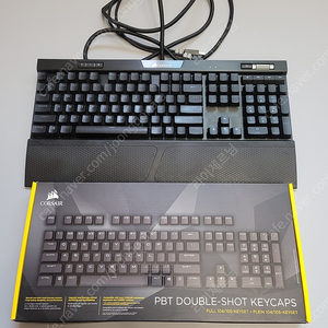 커세어 K70 RGB 저소음 적축 + PBT DOUBLE-SHOT 키캡 판매 합니다.