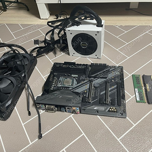 사용하던 컴퓨터 부품 팝니다 (i7-8700k, DDR4 32GB, KRAKEN x63, ASRock z370 extream4)